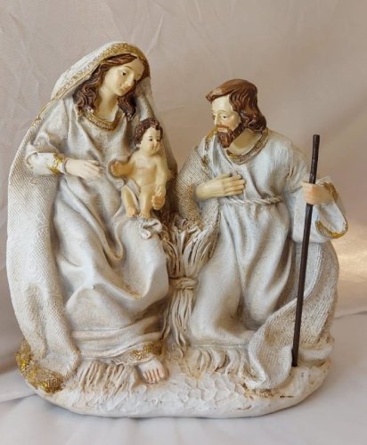 Gruppo nativit&agrave; - In resina. Altezza cm 19 e larghezza cm 20.
