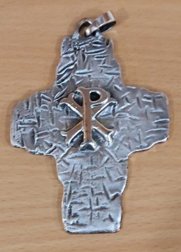 CROCE PETTORALE METALLO ARGENATA - Dimensioni: 8.5 x 7 cm.
