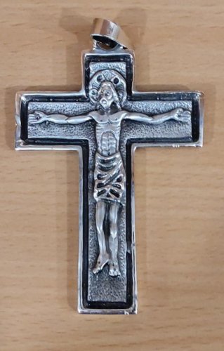 CROCE PETTORALE METALLO ARGENTATA - Dimensioni: 8.5 x 7 cm.