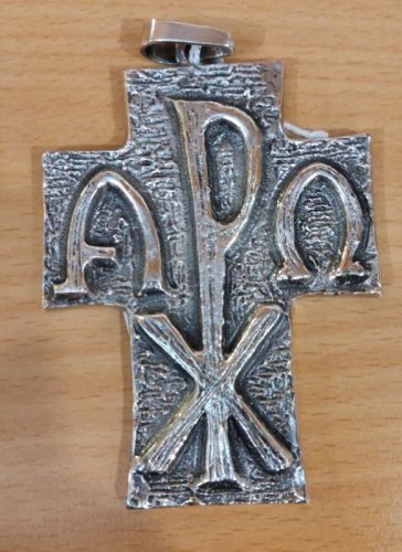 CROCE PETTORALE METALLO ARGENTATA - Dimensioni: 8.5 x 7 cm.