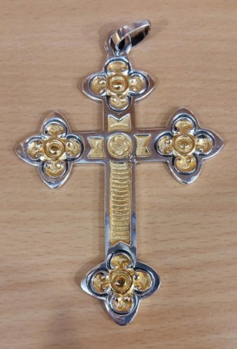 CROCE PETTORALE METALLO BICOLORE - Dimensioni: 8.5 x 7 cm.