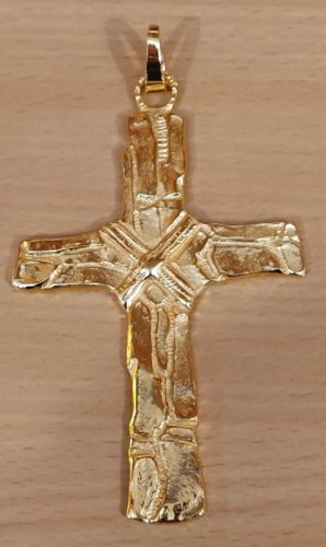 CROCE PETTORALE METALLO DORATA - Dimensioni: 8.5 x 7 cm.