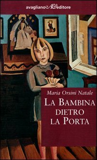 La bambina dietro la porta
