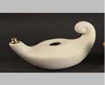 LUCERNA "ALADINO" AVORIO - Realizzata in ceramica, color beige. Lunghezza cm 12.