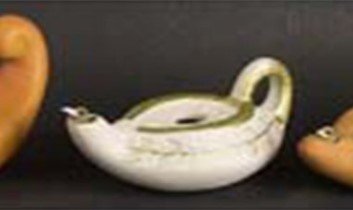 MINI CERAMICA COLOR AVORIO - Realizzato in ceramica, color avorio con decorazioni oro. Lunghezza cm 11.