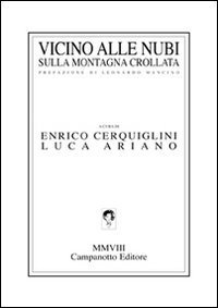 Vicino alle nubi sulla montagna crollata