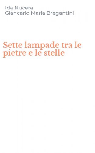 Sette lampade tra le pietre e le stelle