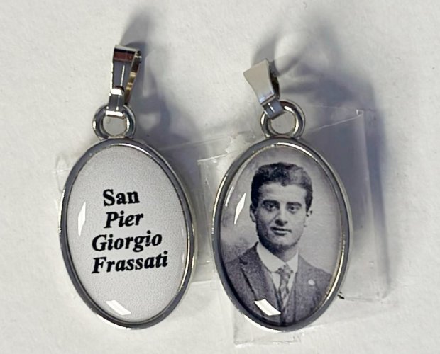 MEDAGLIA SAN PIER GIORGIO FRASSATI 12x18 mm - Medaglietta in nikel con immagine e iscrizione in resina