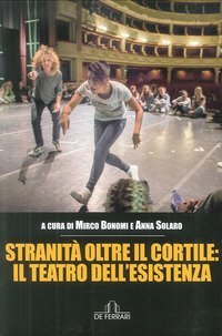 Stranit&agrave; oltre il cortile: il teatro dell'esistenza