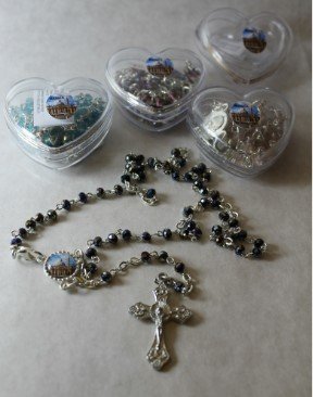 ROSARIO CON SCATOLA FORMA CUORE - Grani con diametro 4 mm.