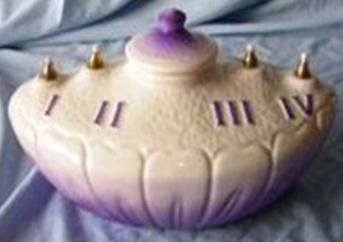 LUCERNA AVVENTO 4 FIAMME - Realizzata in ceramica, colore viola. Altezza cm 16, lunghezza cm 27.