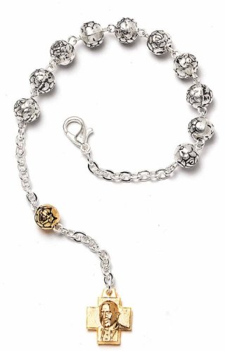 ROSARIO DECINA A BRACCIALE ROSETTA - Legato in metallo. Ogni grano ha la forma della rosa. Il grano del 'Pater' &egrave; dorato. I grani hanno un diametro di 6 mm.