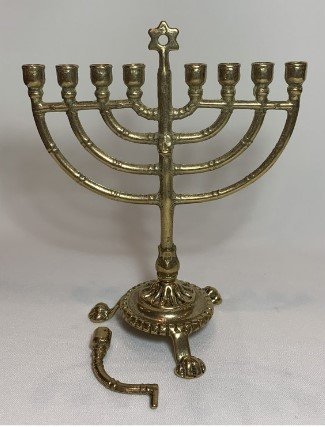 CANDELABRO EBRAICO - Realizzato in ottone. Altezza 18 cm.