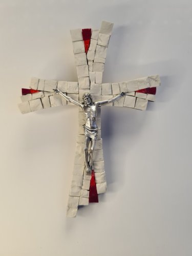 CROCE MOSAICO BIANCO/ROSSO - SPICCHI DI LUCE 13X18 CM - Realizzato con la tecnica del mosaico artigianale, eseguito completamente a mano. Ogni tessera del mosaico &egrave; una singola pietra che viene adattata manualmente in modo da conformarsi alla immagine che si sta riproducendo. La lavorazione &egrave; fatta in Italia.