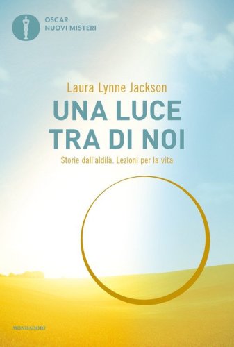 Una luce tra di noi. Storie dall'aldil&agrave;. Lezioni per la vita