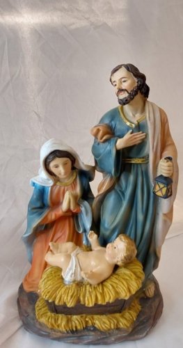 Gruppo nativit&agrave; - In resina. Altezza cm 22 e larghezza cm 16.