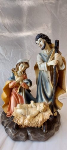 Gruppo nativit&agrave; - In resina. Altezza cm 25 e larghezza cm 22.
