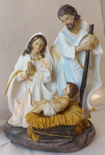 Gruppo nativit&agrave; - In resina. Altezza cm 20 e larghezza cm 16.