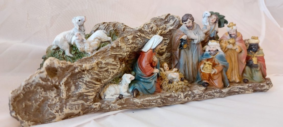 Gruppo presepe grotta - In resina. Altezza cm 10, larghezza cm 28.