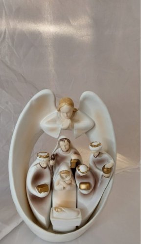 Set nativit&agrave; cinque pezzi - In resina. Altezza cm 20 e larghezza cm 14.