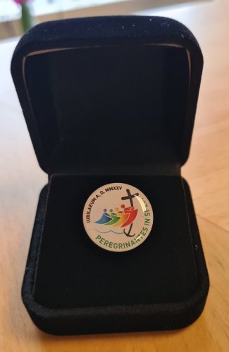 SPILLA LOGO GIUBILEO 2025 CON COFANETTO REGALO - Spilla completa di pin. Misura della spilla: 21 mm di diametro. Il cofanetto misura 6x5 cm
