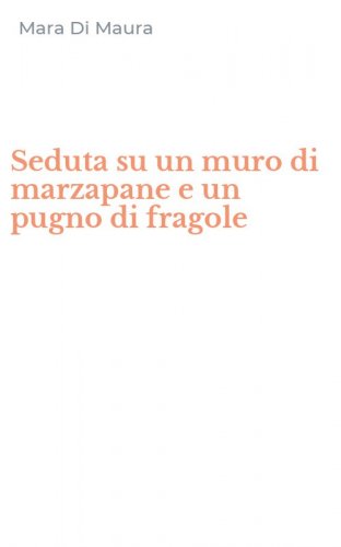 Seduta su un muro di marzapane e un pugno di fragole