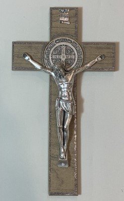 CROCE SAN BENEDETTO - In legno di ulivo. Misure: 13 x 23 cm.